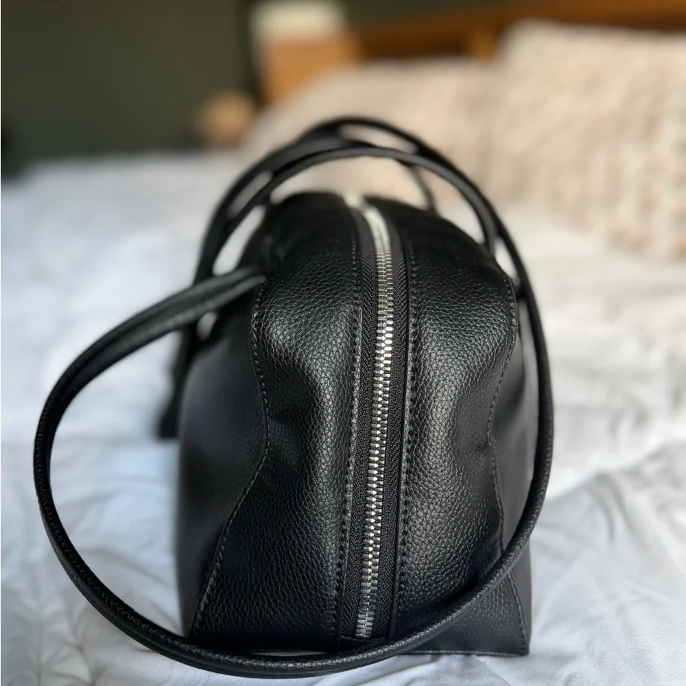 BAGGU Black Leather Shoulder Bag with Long Straps - Picture 4 of 8
